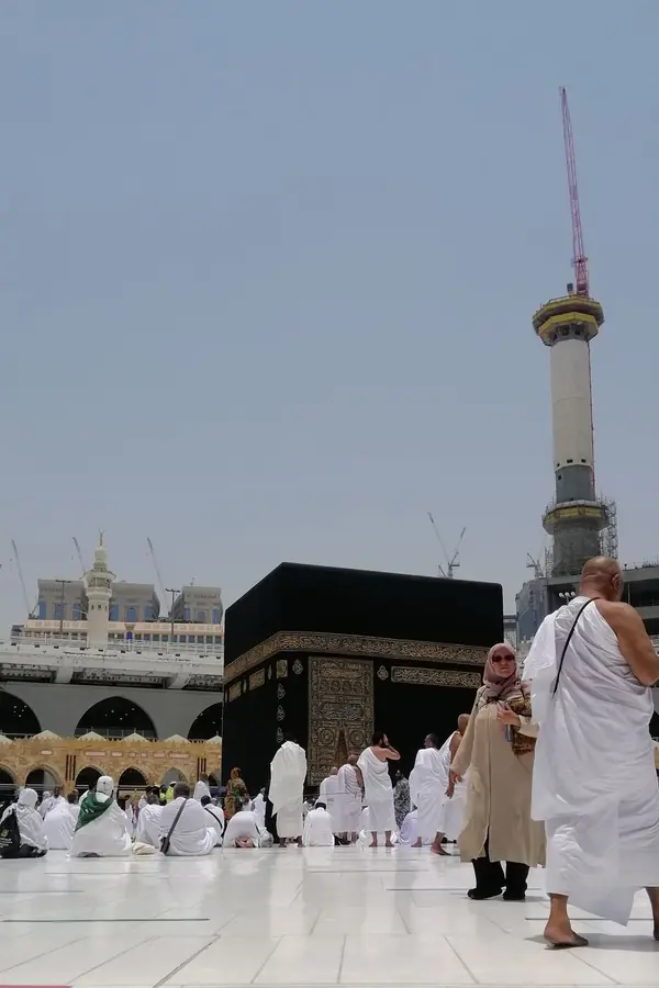 Harem avlusunda yürüyen ihramlı bir hacı