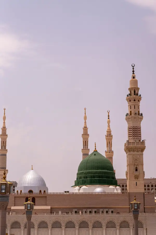 Akşam ışığında Mescid-i Nebevî ve minareleri